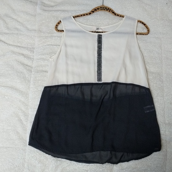 Woman's black and white fancy shirt - Picture 3 of 3